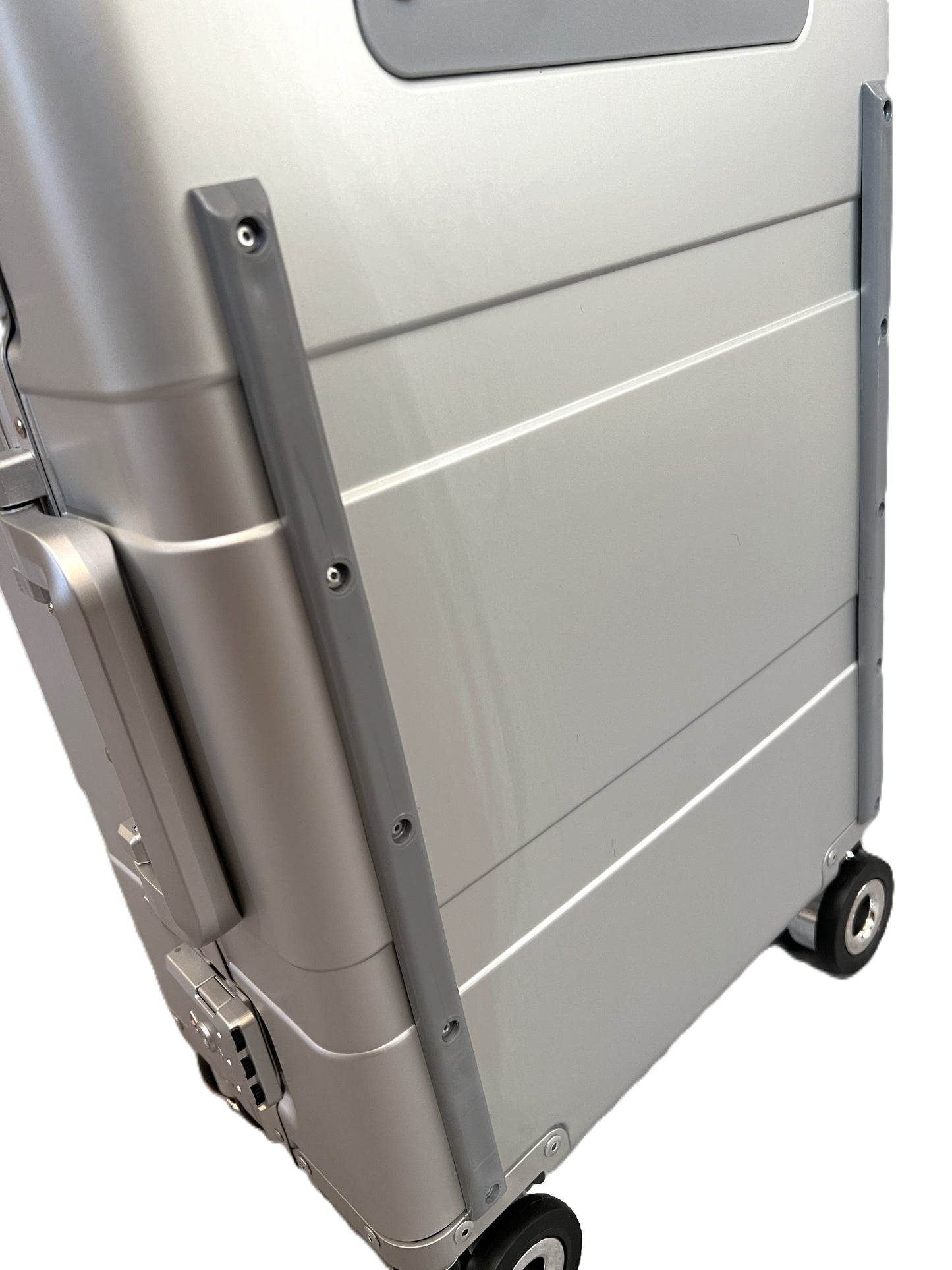 22" Frequent Flyer Roll Aboard