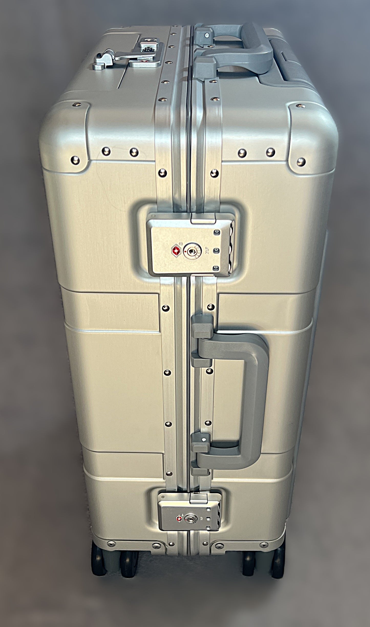 22" Frequent Flyer Roll Aboard