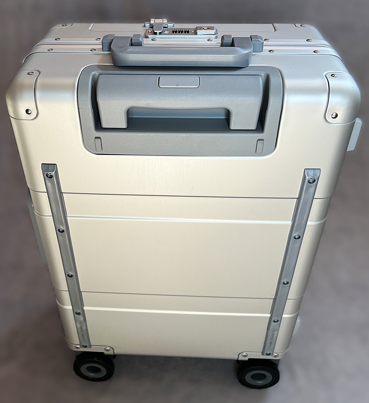22" Frequent Flyer Roll Aboard