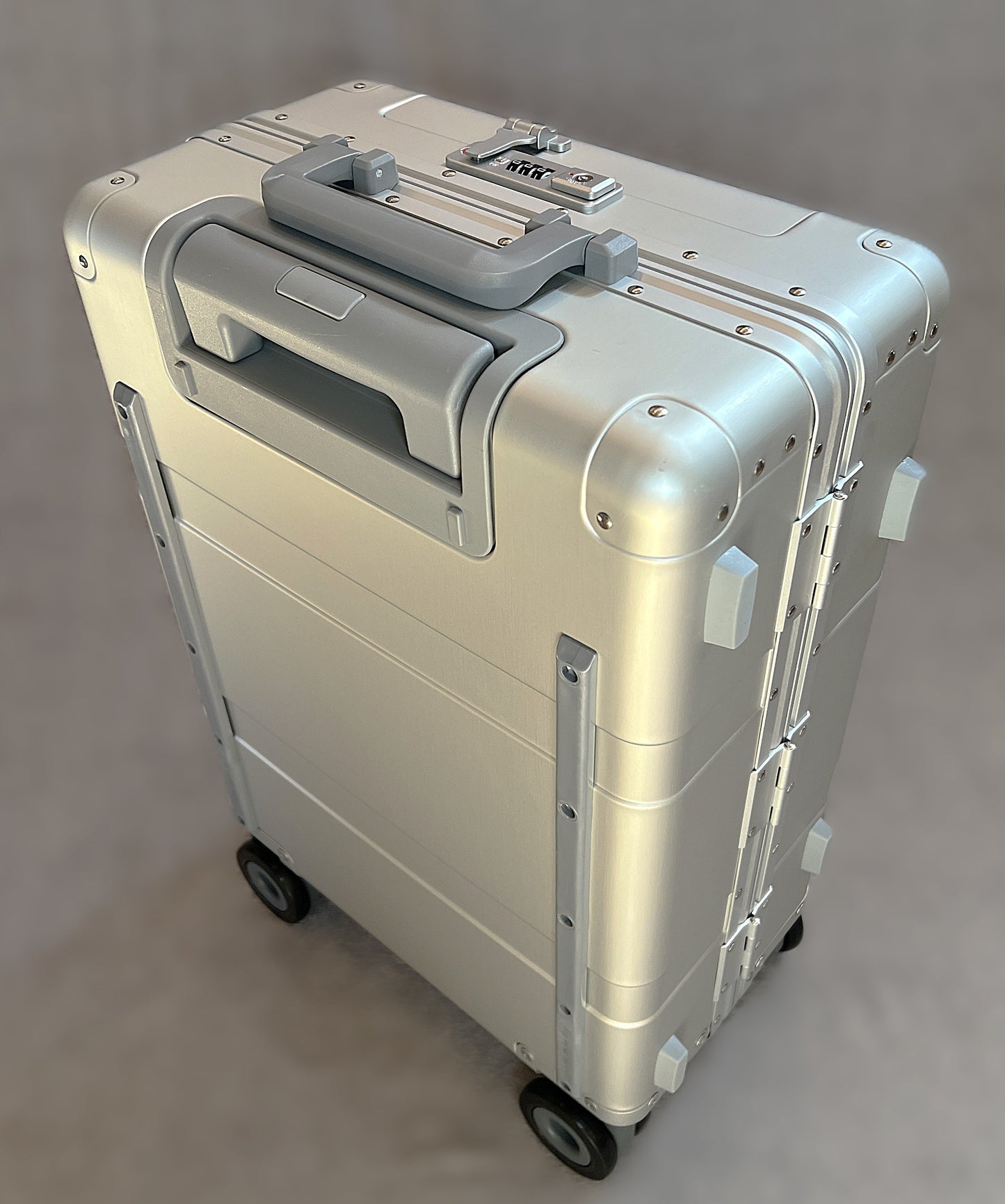 22" Frequent Flyer Roll Aboard