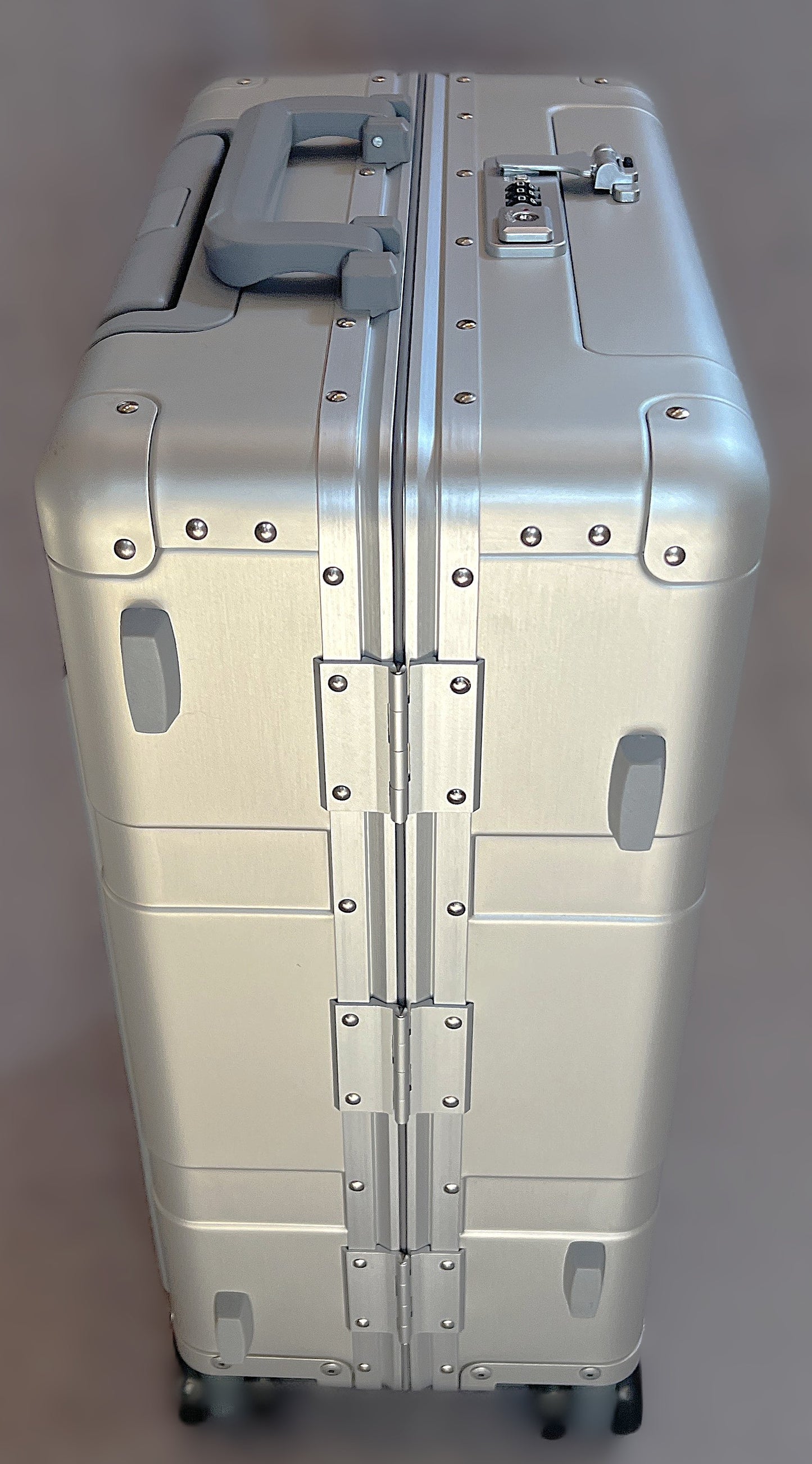 22" Frequent Flyer Roll Aboard