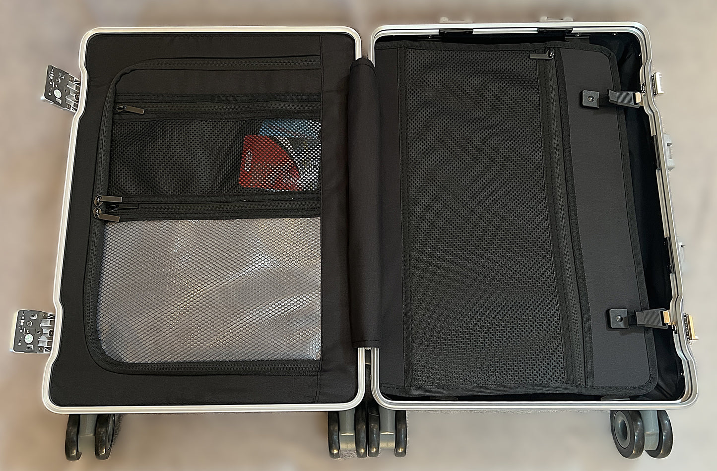 22" Frequent Flyer Roll Aboard