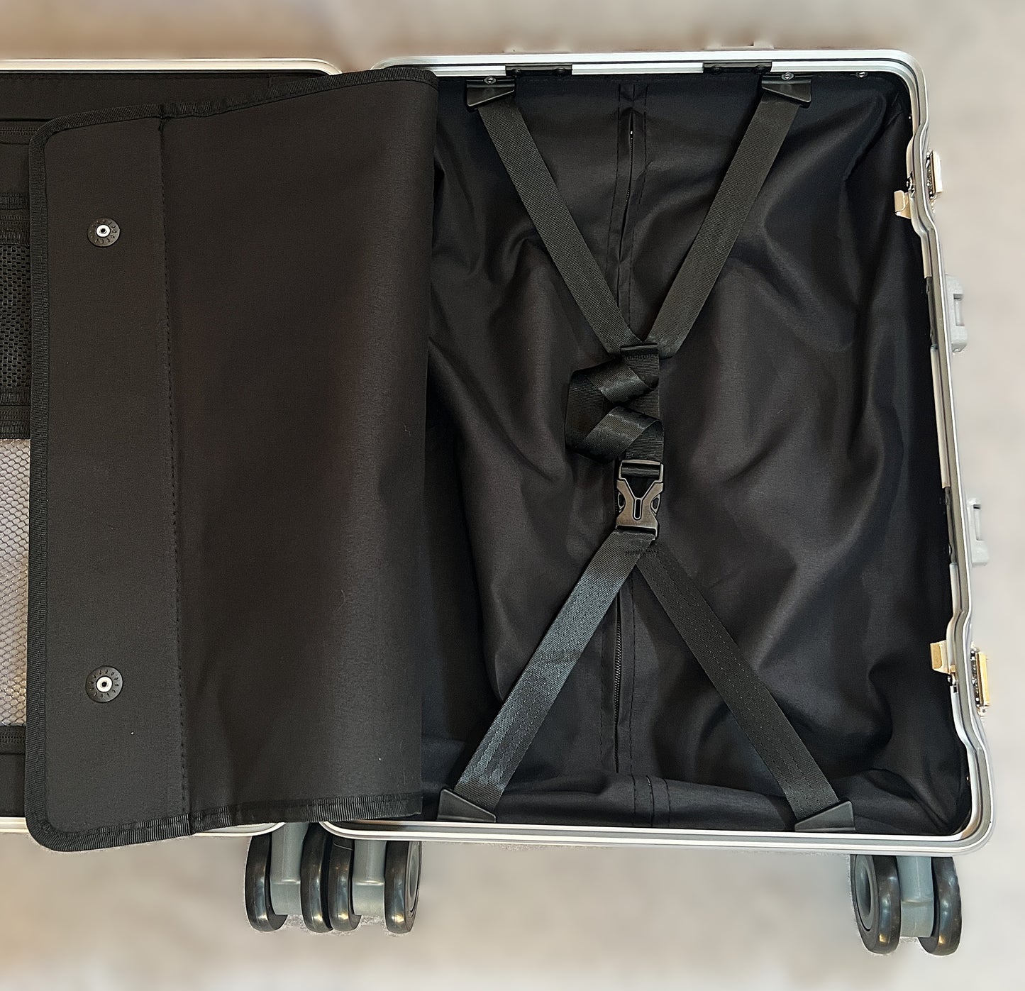 22" Frequent Flyer Roll Aboard