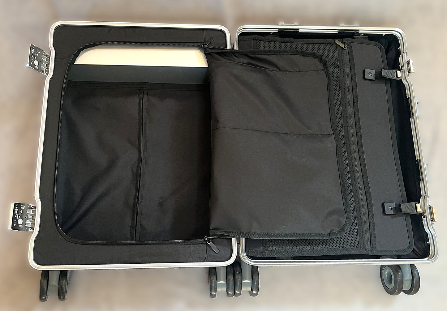 22" Frequent Flyer Roll Aboard