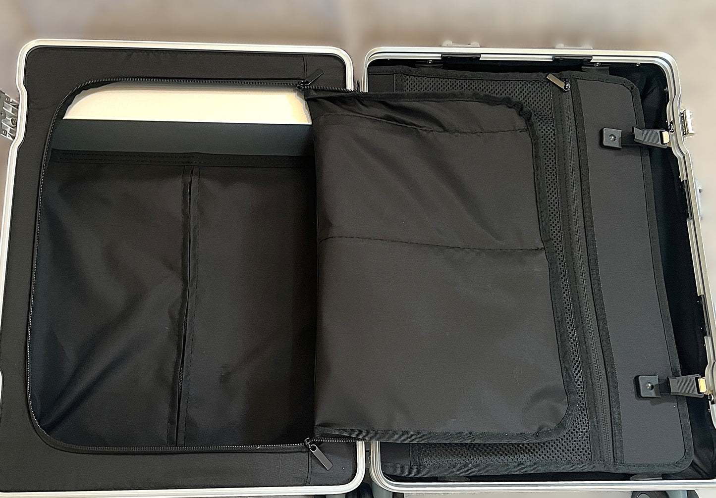 30" GEN2 Frequent Flyer 2-Wheel Check Aboard