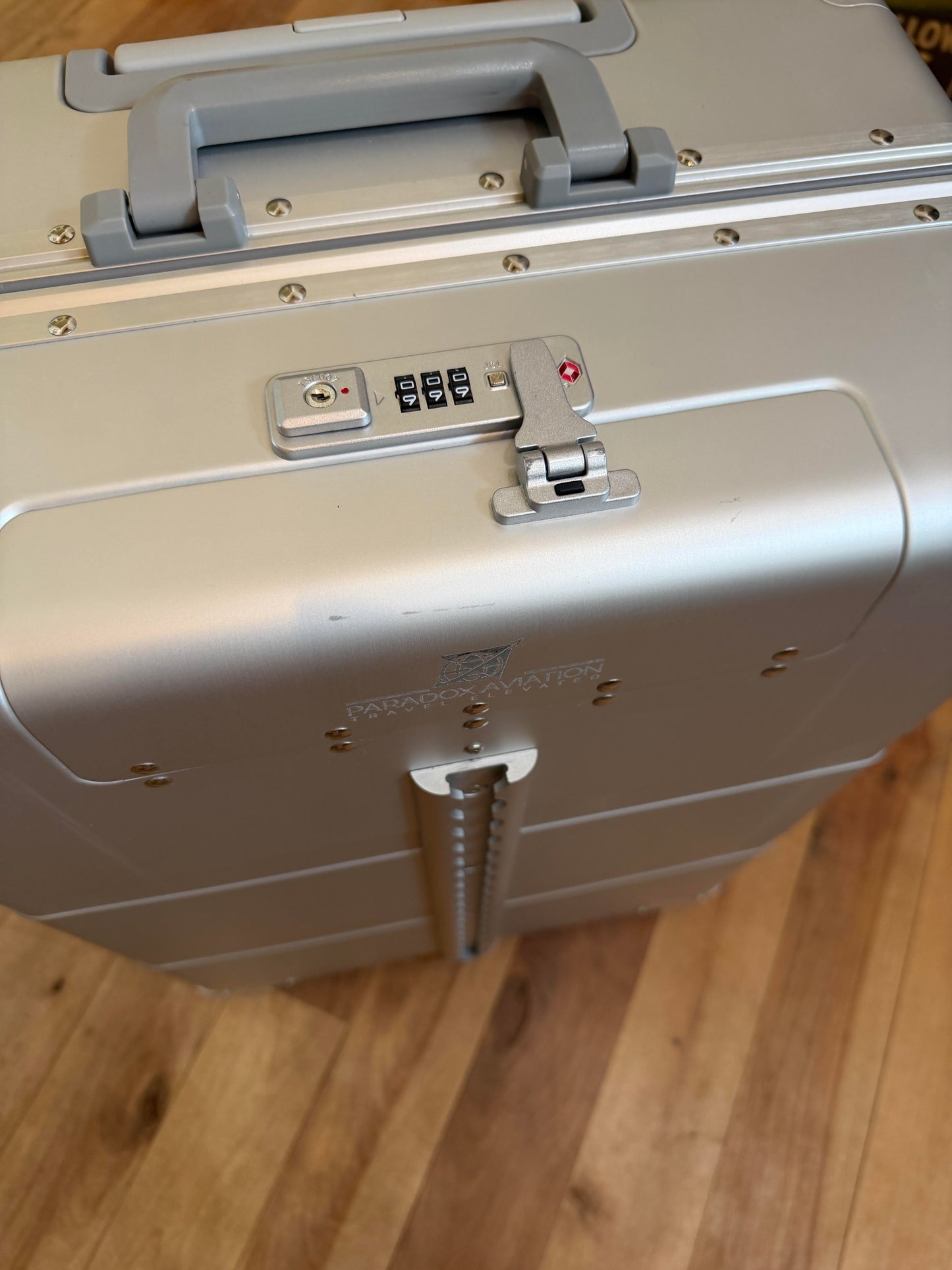 Oshkosh booth sample GEN2 25" Professional Flight Crew 2-wheel Roll Aboard in Star Light Silver - B13