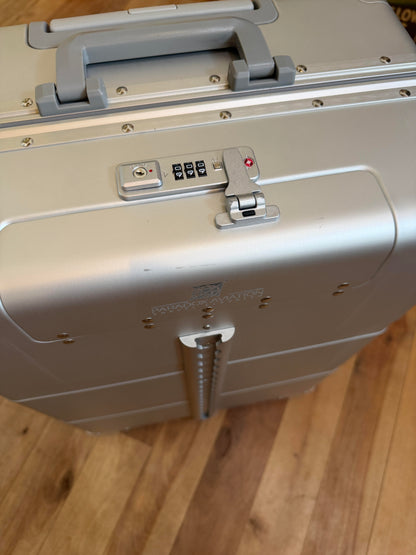 Oshkosh booth sample GEN2 25" Professional Flight Crew 2-wheel Roll Aboard in Star Light Silver - B13