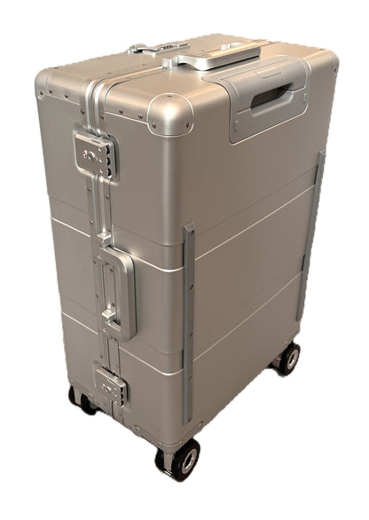 Brand New! Last year GEN1 25" Professional Flight Crew 4-wheel Roll Aboard in Star Light Silver - B7