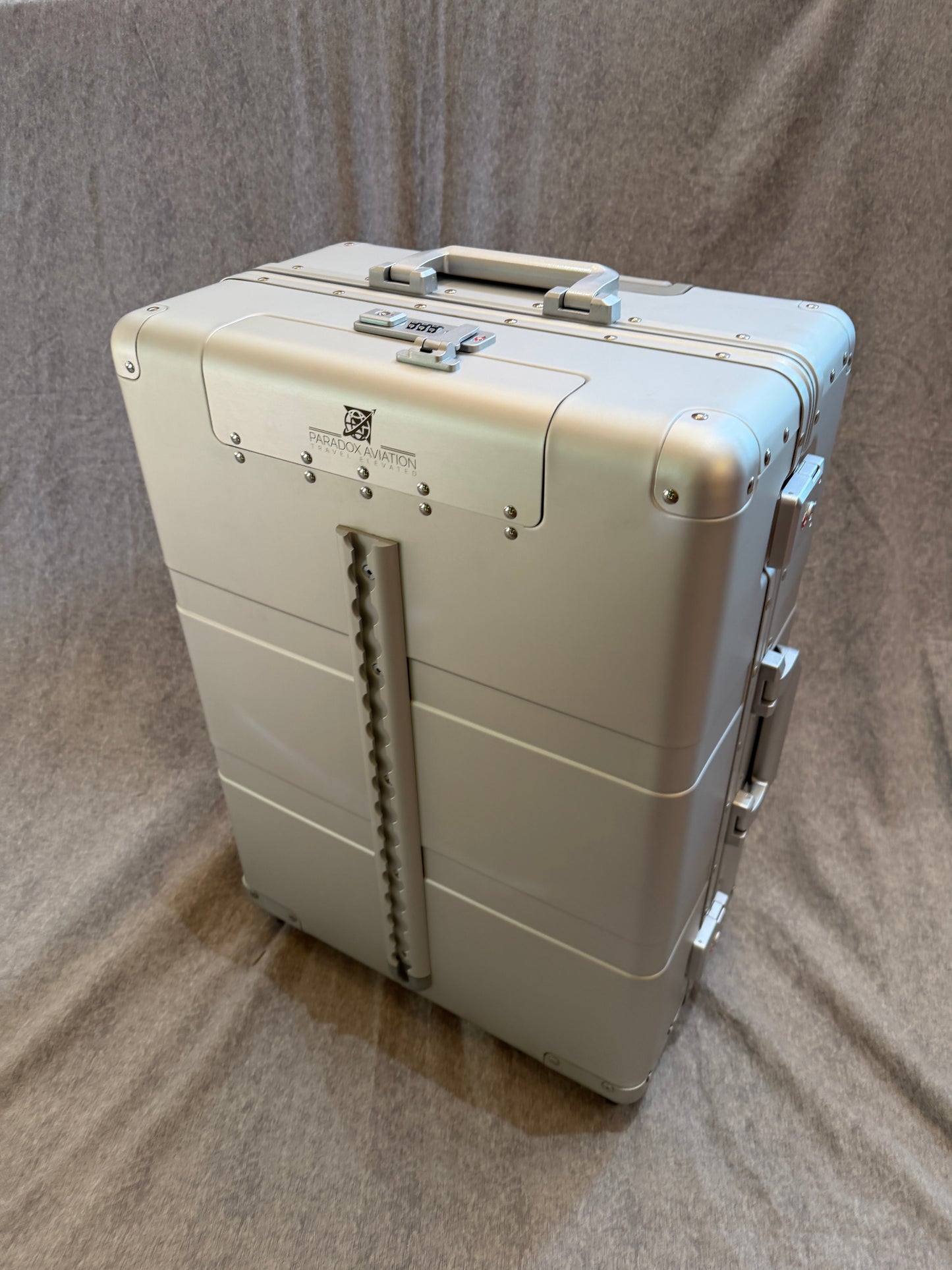 Brand New! Last year GEN1 25" Professional Flight Crew 4-wheel Roll Aboard in Star Light Silver - B7