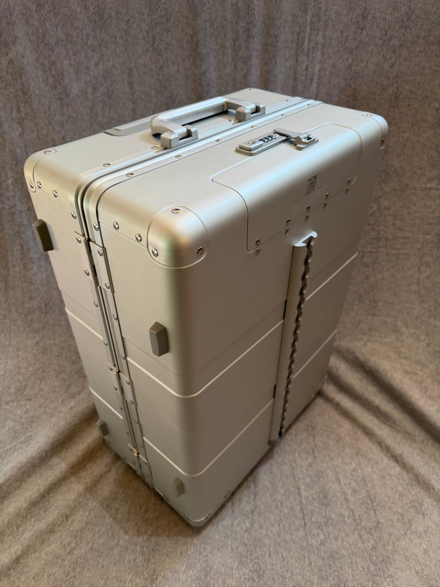 Brand New! Last year GEN1 25" Professional Flight Crew 4-wheel Roll Aboard in Star Light Silver - B7