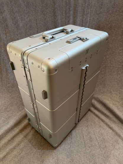 Brand New! Last year GEN1 25" Professional Flight Crew 4-wheel Roll Aboard in Star Light Silver - B7