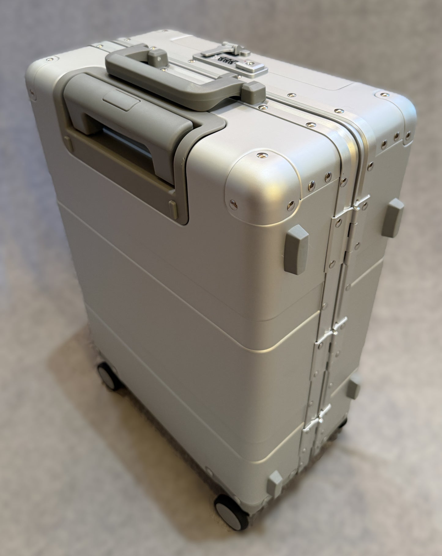 22" Leisure Traveler Roll Aboard