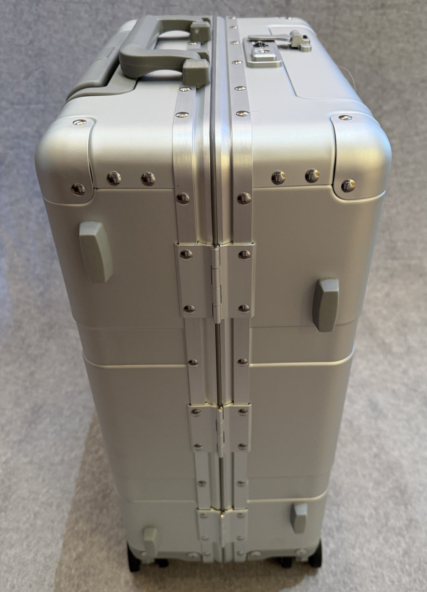 22" Leisure Traveler Roll Aboard