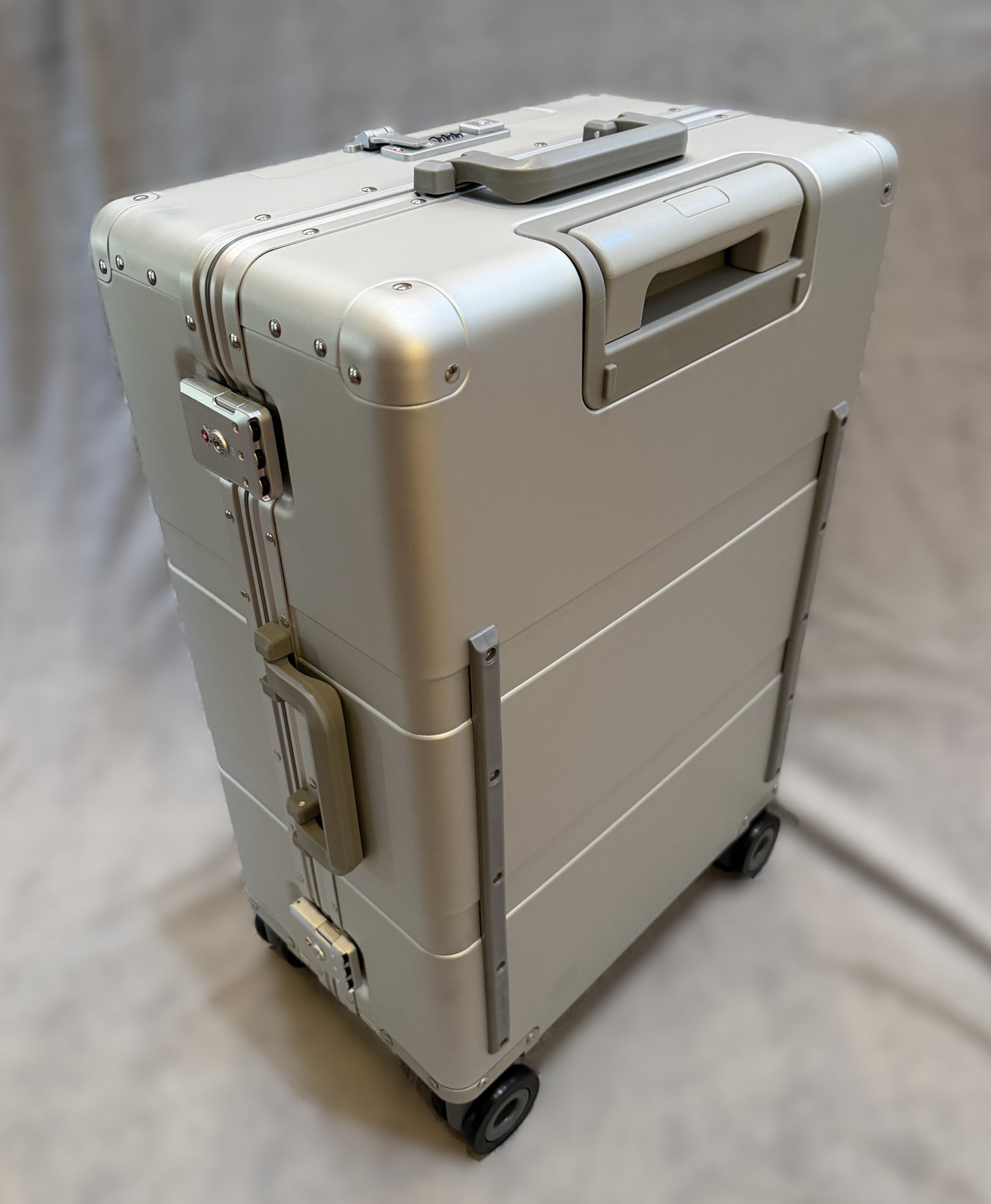 25" GEN2 Frequent Flyer 4-Wheel Roll Aboard