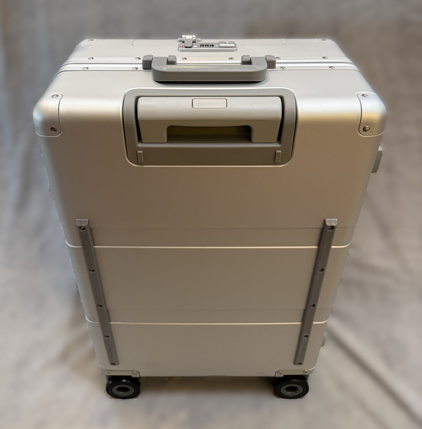 25" GEN2 Frequent Flyer 4-Wheel Roll Aboard