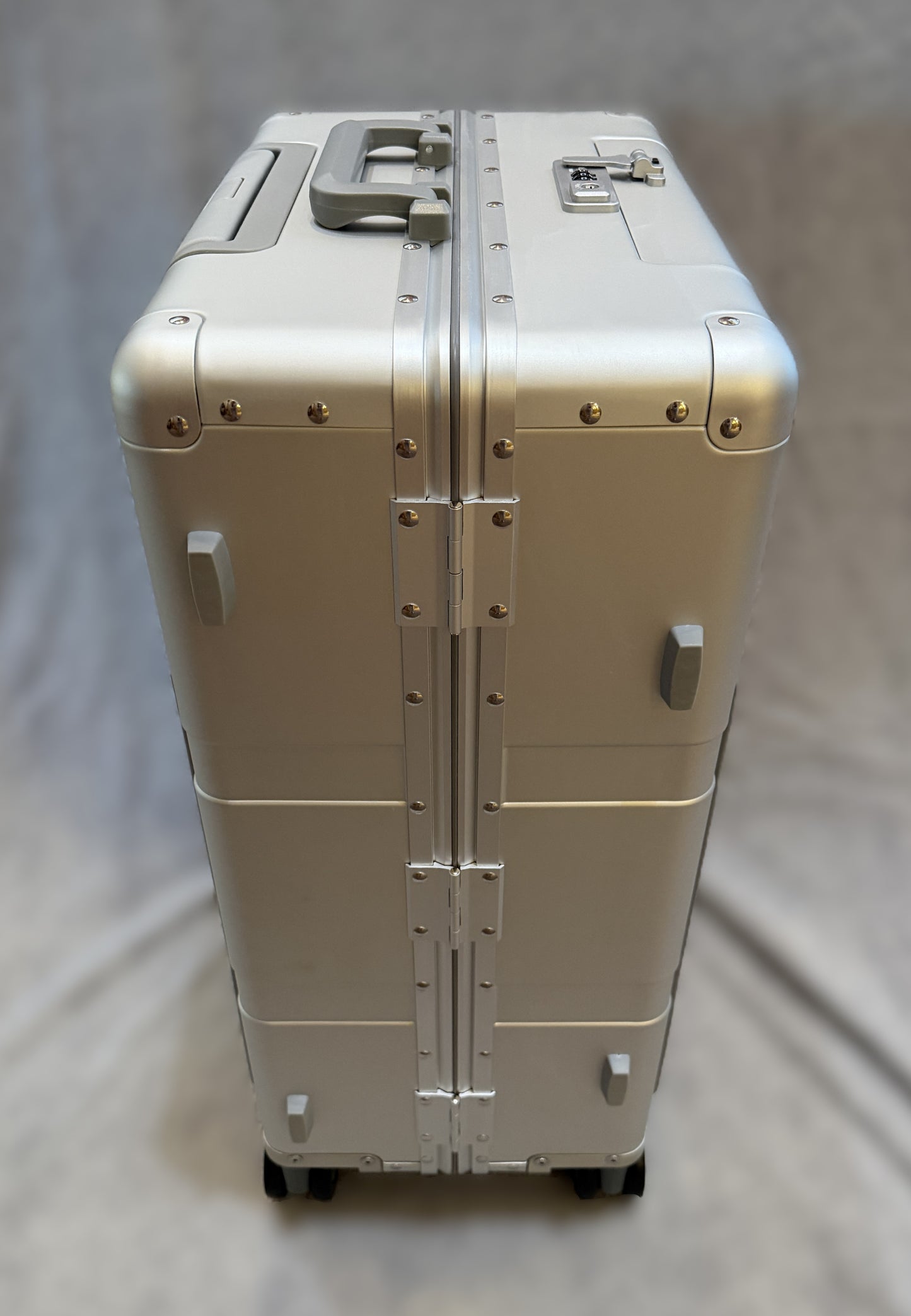 25" GEN2 Frequent Flyer 4-Wheel Roll Aboard