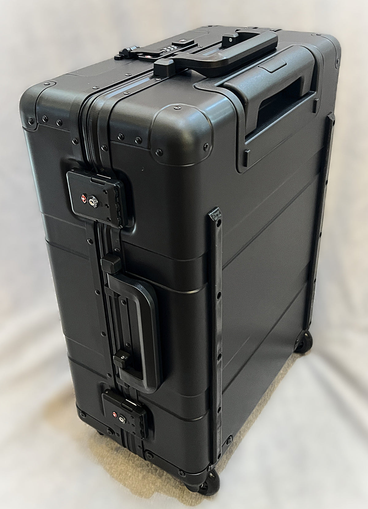 Paradox Aviation 22-inch GEN2 black aluminum flight crew roll aboard suitcase with two wheels and side carry handle.