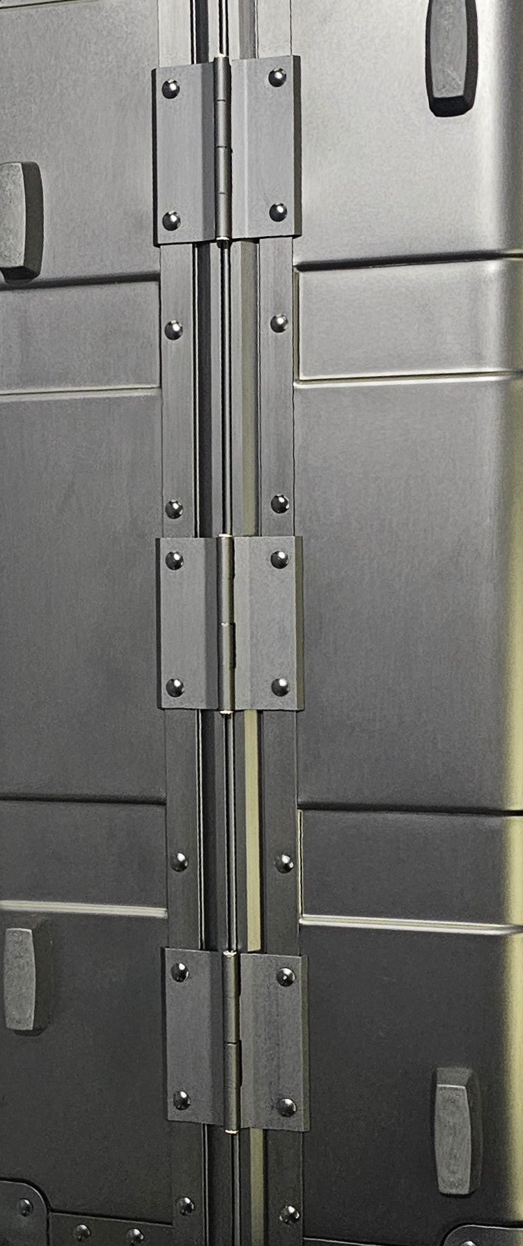 Paradox Aviation GEN2 22-inch flight crew roll aboard case featuring reinforced metal hinges and durable construction.