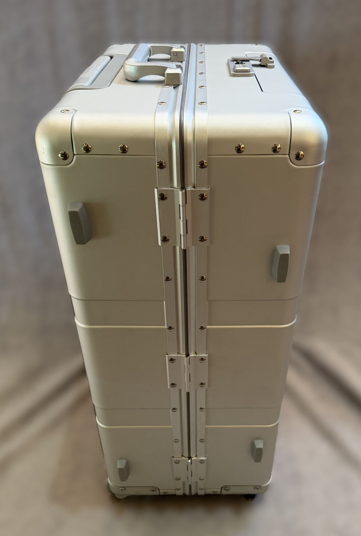 Paradox Aviation 25-inch GEN2 silver hard-shell flight crew roll-aboard suitcase with reinforced hinges and handle.